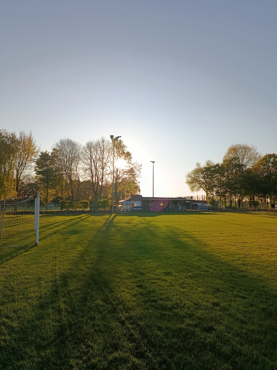 Abendsonne über dem Rasenplatz in Kirchherten